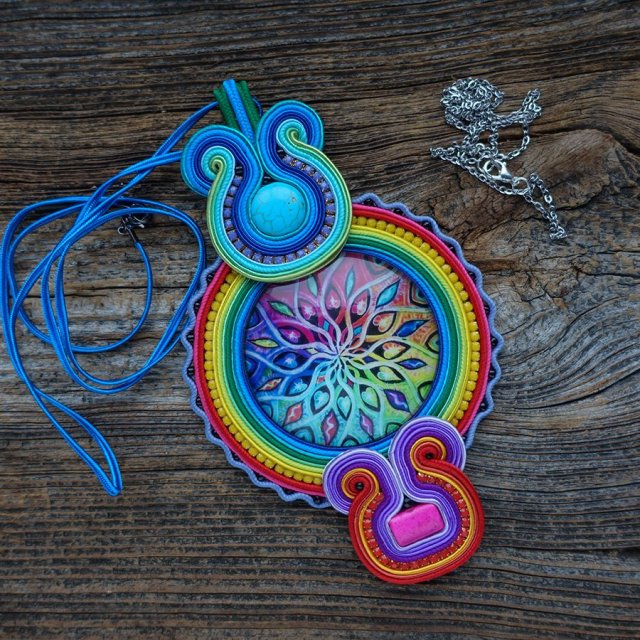 Kolorowy i duży wisior z mandalą