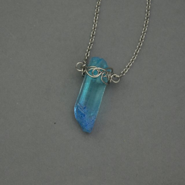 Naszyjnik Talizman minimalistyczny surowy niebieski kryształ górski, wire wrapping, stal chirurgiczna
