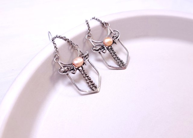 Srebrne kolczyki z różową perłą | Eleganckie kolczyki z motywem miecza