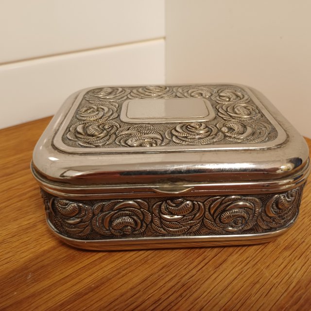 Pudełko na biżuterię.