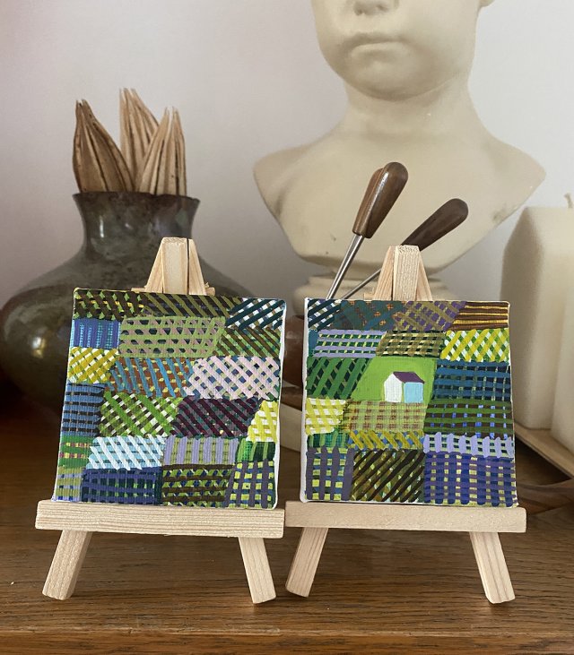 Dwa obrazki na sztalugach krajobraz z domkiem