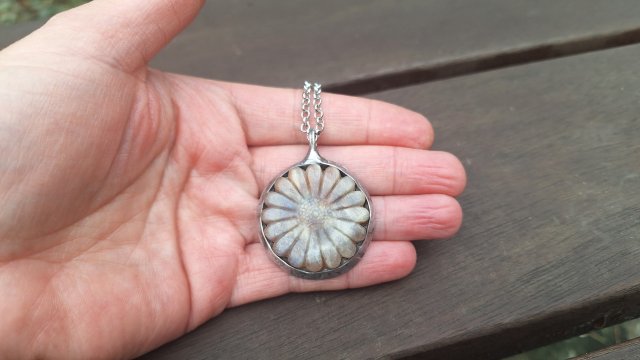 Księżycowy kwiat - wisiorek