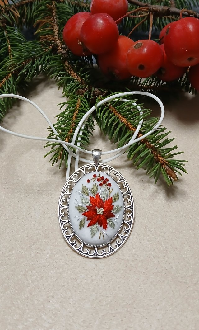 Ręcznie haftowany wisior  ŚWIĄTECZNIE