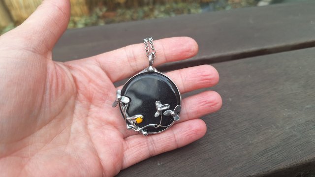 W czarnym gąszczu - wisiorek