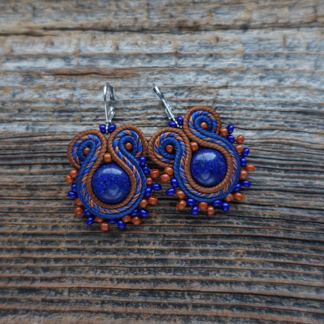 Granatowo-brązowe kolczyki soutache z lapis lazuli