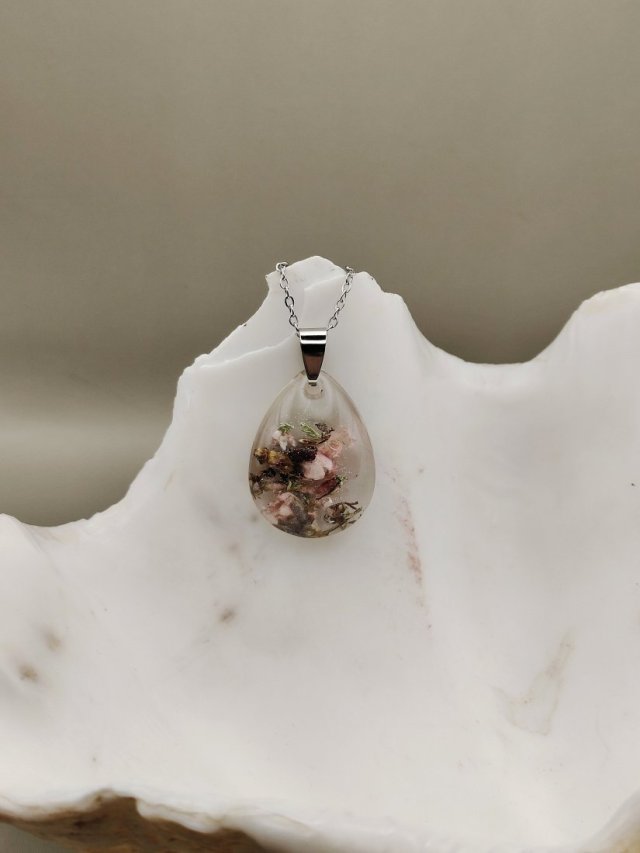 Wisiorek z żywicy z zatopionymi suszonymi kwiatami