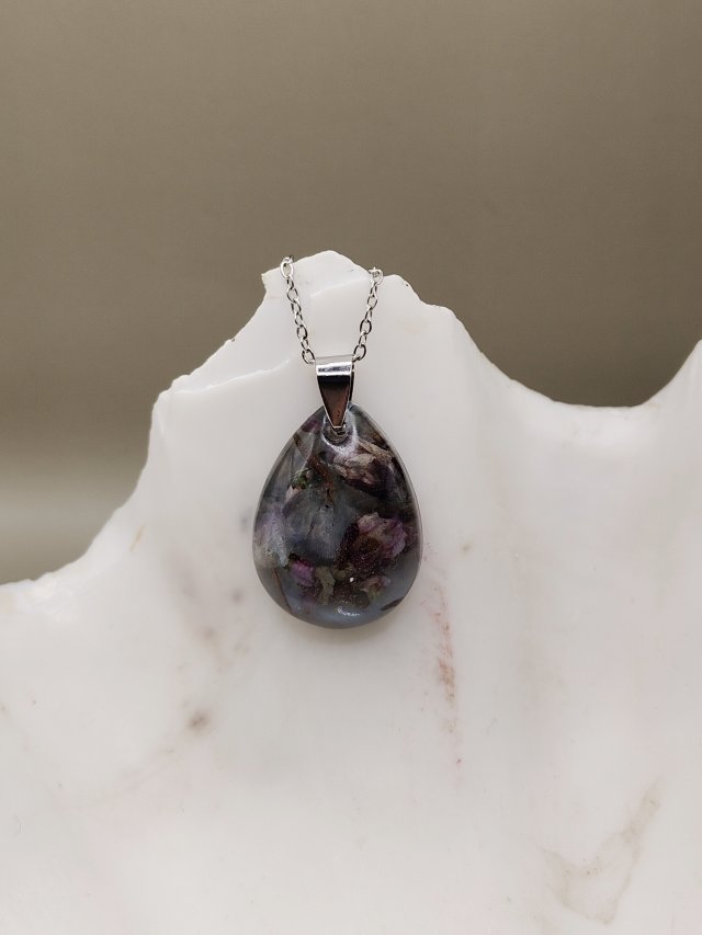 Wisiorek z żywicy z zatopionymi suszonymi kwiatami – Kropla Nocy