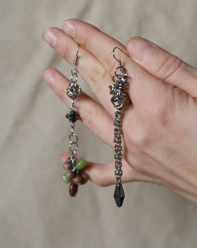 Asymetryczne długie kolczyki