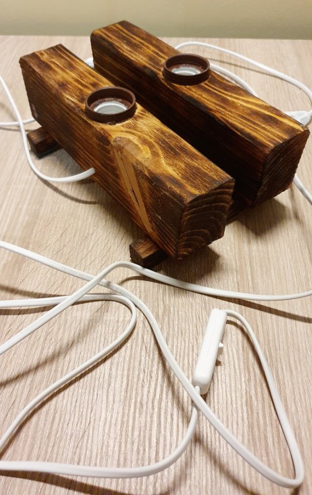 Zestaw 2 drewnianych lampek nocnych/stołowych, opalane drewno