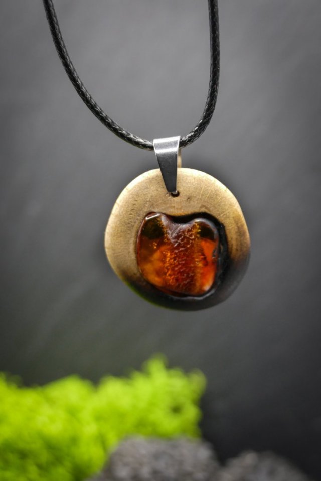 Naszyjnik "Bursztynowe serce" – żywioł ognia i bursztynowego światła, dąb, pirografia, Amber and Wood Pendant, biżuteria z drewna