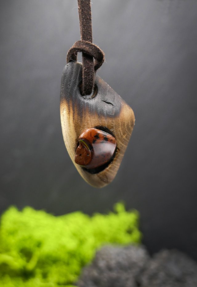 Wisiorek "Obsydian mahoniowy i wiąz –naturalna głębia drewna i magiczny blask kamienia, biżuteria z drewna; Wood Pendant, Wooden Jewellery