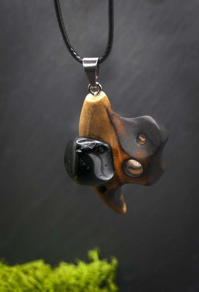 Wisiorek "turmalin i czereśnia –naturalna głębia drewna i magiczny kamień, biżuteria z drewna; Wood Pendant, Wooden Jewellery