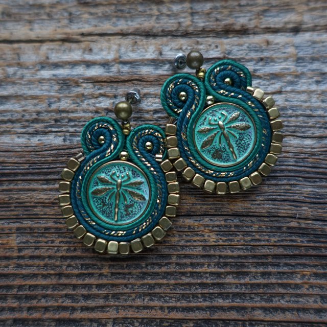 Zielone kolczyki z wazkami