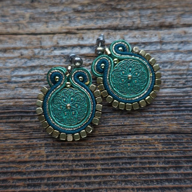 Zielone kolczyki z ozdobnym guzikiem