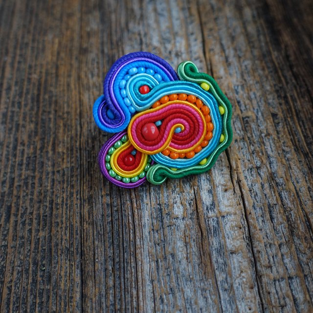 Kolorowy pierścionek sutasz