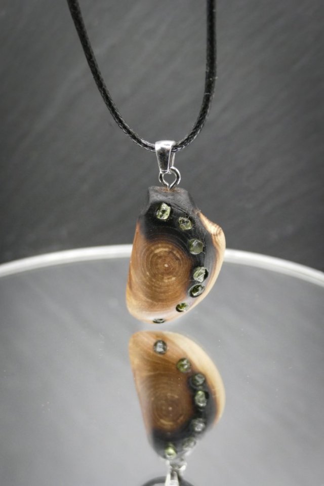 Wisiorek "oliwin i wiąz –naturalna głębia drewna i magiczne kamienie, biżuteria z drewna; Wood Pendant, Wooden Jewellery