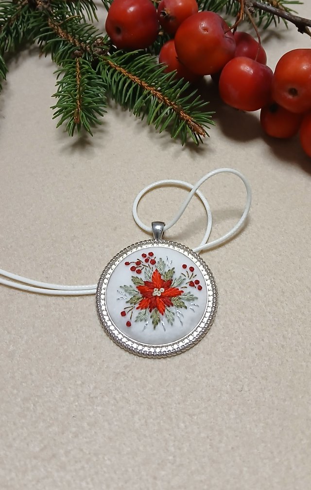 Ręcznie haftowany wisior  ŚWIĄTECZNIE