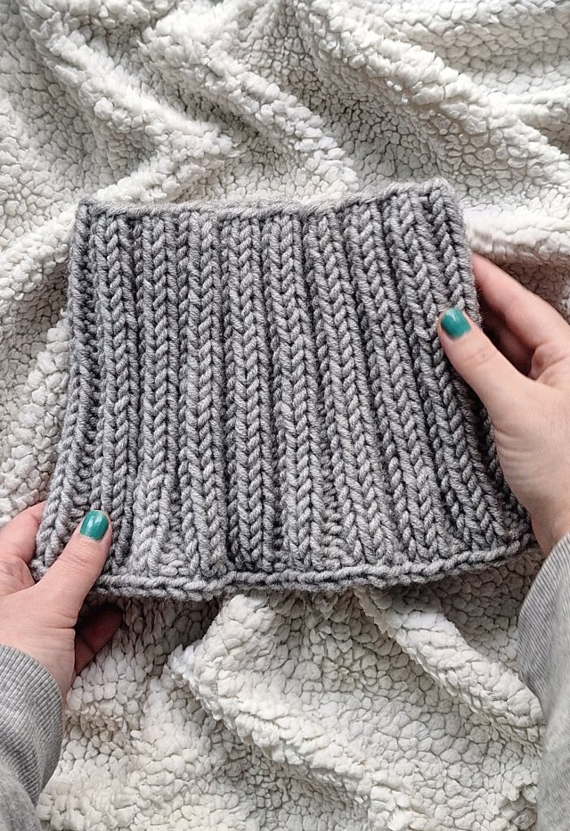 Minimalistyczny SZARY KOMIN handmade – delikatny i bardzo ciepły