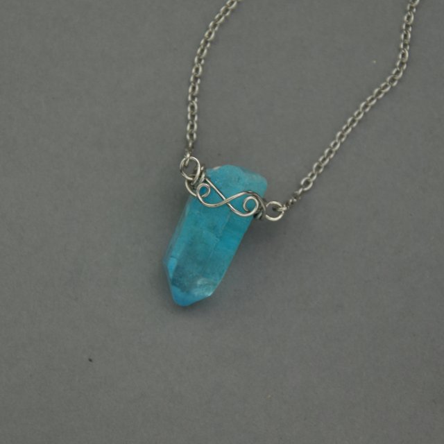 Naszyjnik Talizman minimalistyczny surowy niebieski kryształ górski, wire wrapping, stal chirurgiczna