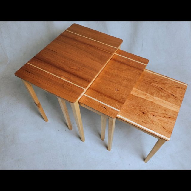 zestaw stolików schodkowych, stoliki wsuwane jeden pod drugi, komplet trzech stolików  stoliki typu "nesting tables"