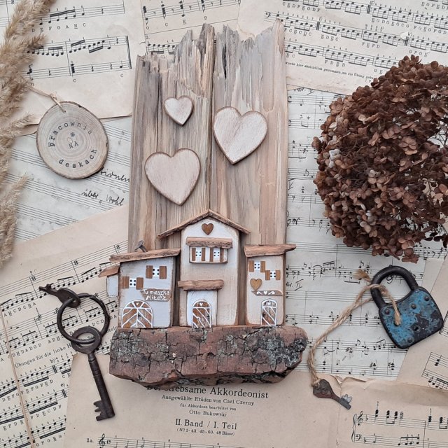 Rustykalny wieszak z domkami no 3