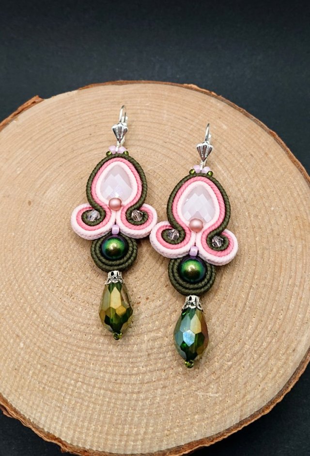 Różowo zielone kolczyki sutasz z kryształkami
