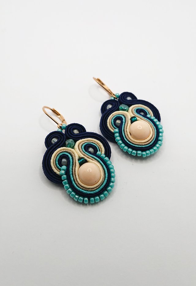 Granatowo-kolorowe kolczyki sutasz