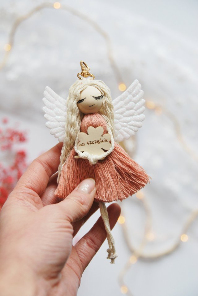 Makramowy breloczek Anioł - róż | Aniołek na szczęście brelok