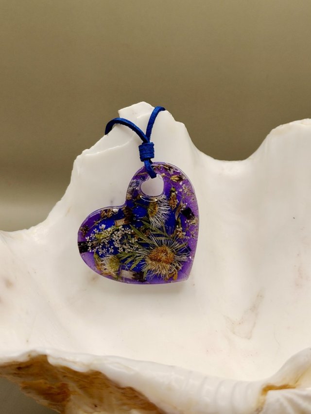 Wisiorek z żywicy - Lawendowe Serce z Kwiatami