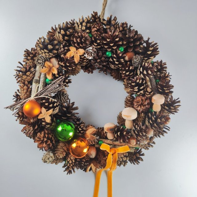 Wianek z szyszek na Boże Narodzenie