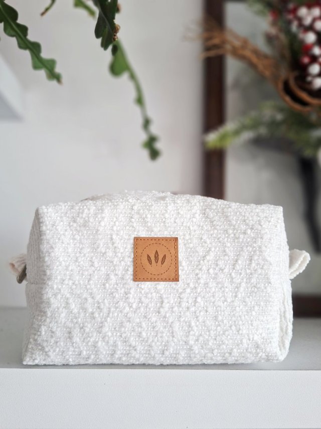 Biała kosmetyczka kuferek Baranek