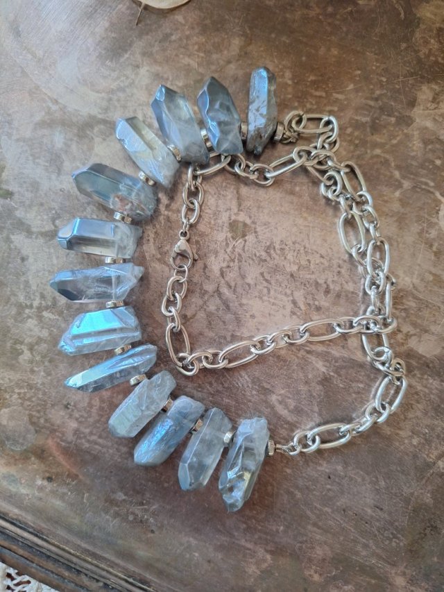 Szare kryształy na łańcuszku