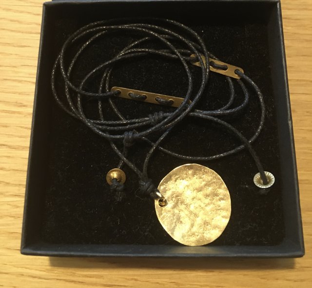 Wisior minimalistyczny