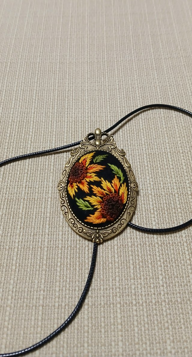 Ręcznie haftowany broszko-wisior  JESIENNE SŁONECZNIKI