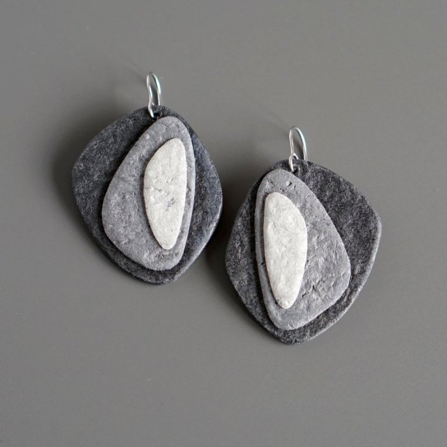 Geometryczne kolczyki z masy papierowej