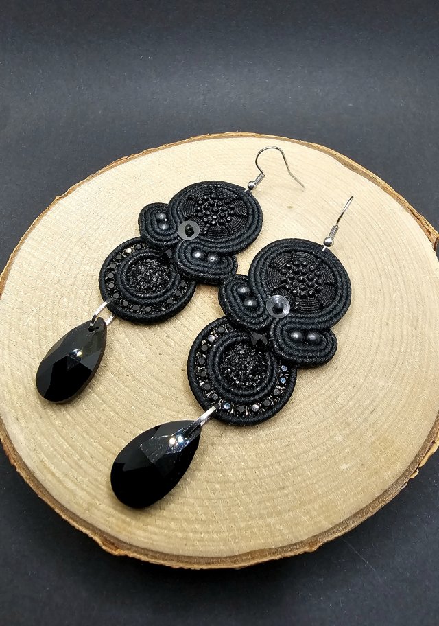 Długie czarne kolczyki sutasz