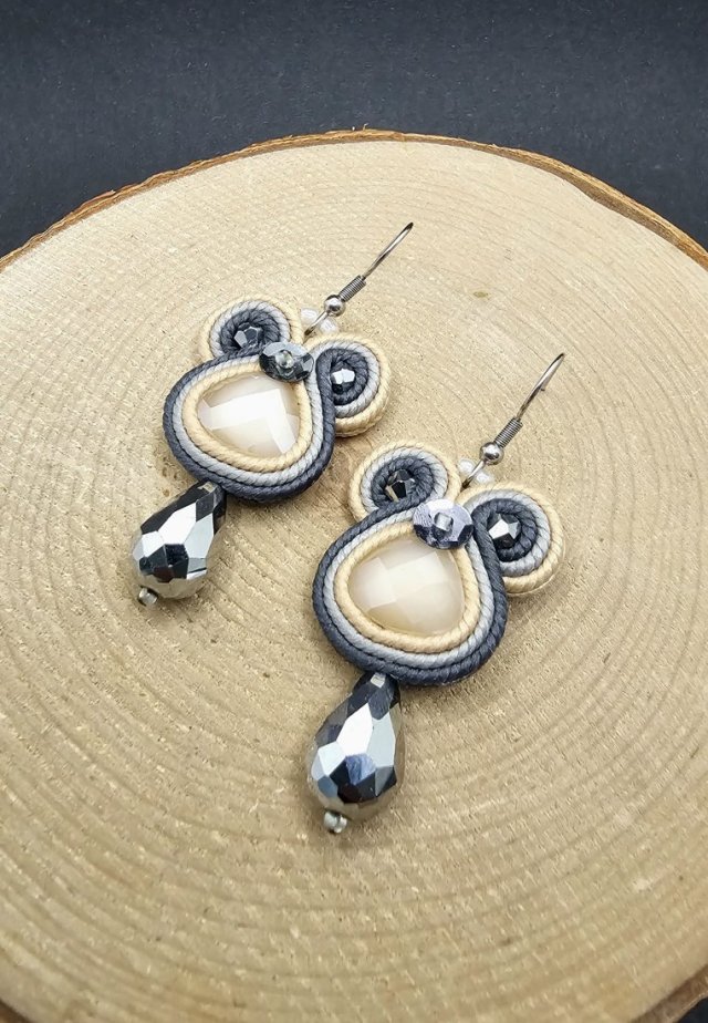 Małe beżowo-szare kolczyki sutasz