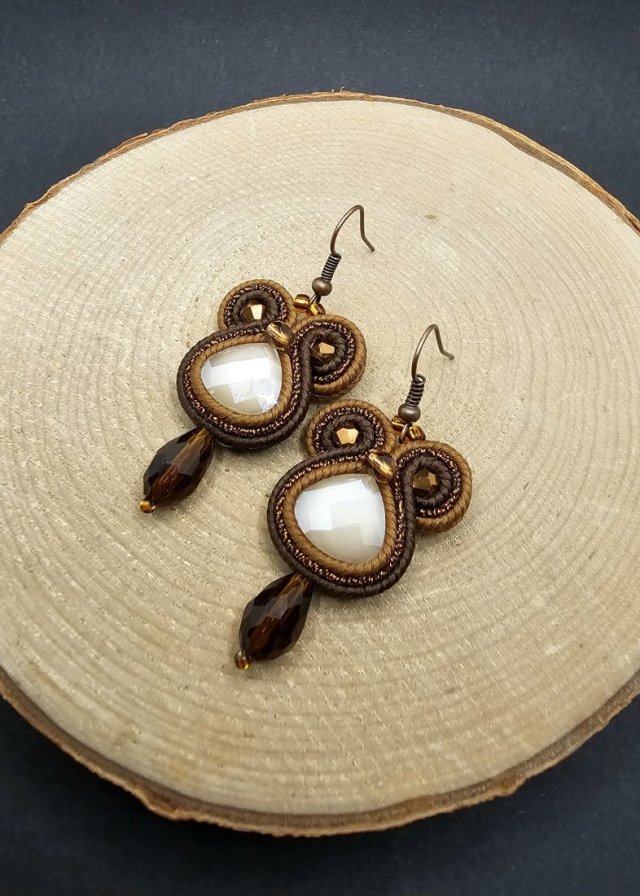 Małe beżowo-brązowe kolczyki sutasz