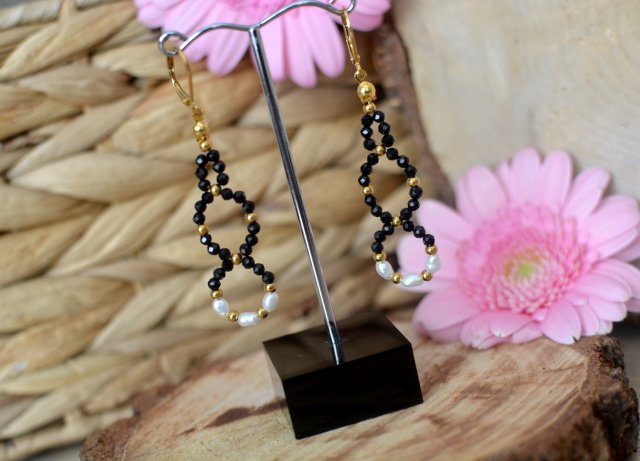 KOLCZYKI CLASSICO II onyks i perełki słodkowodne