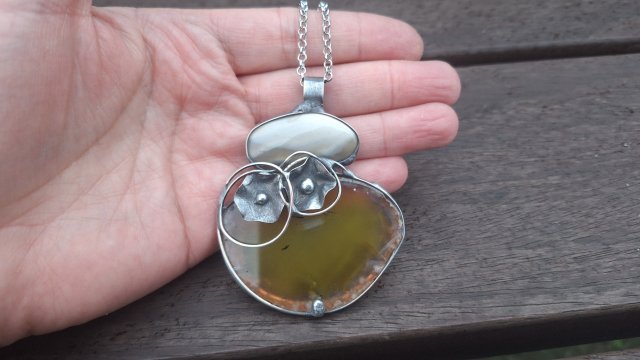 Kwiaty sobie sama kup!- wisiorek