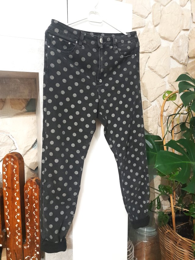Jeansy w kropy M