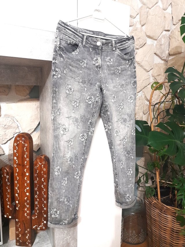 Jeansy w kwiatuszki M L