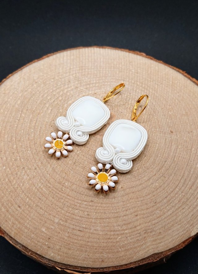 Małe białe kolczyki sutasz ze stokrotkami