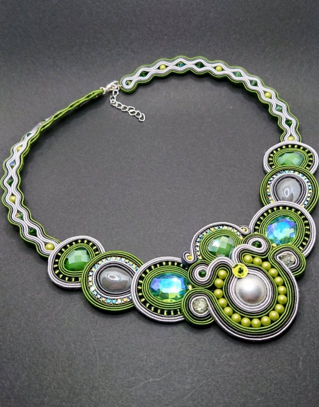 Szaro-zielony naszyjnik sutasz