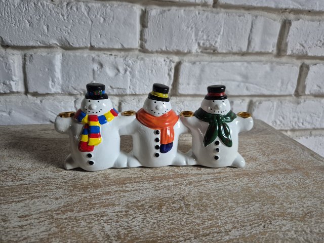 Świąteczny świecznik z bałwankami