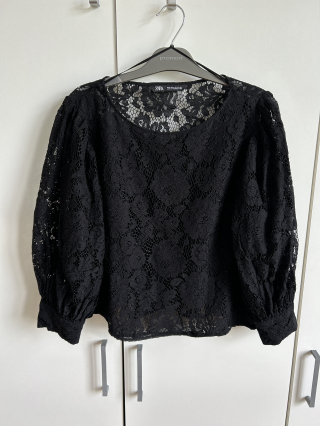 Bluzka z koronki Zara czarna koronkowa crop top