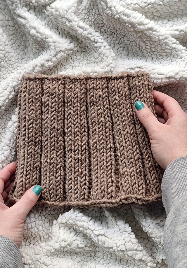 KOMIN typu golf - kobiecy, ręcznie robiony na drutach - CIEMNY BEŻOWY (kawa z mlekiem)