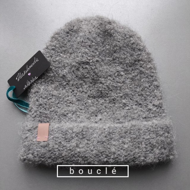 Czapka bouclé