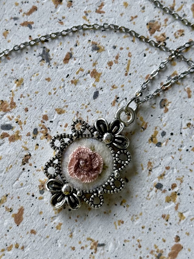 Wisiorek vintage haftowany