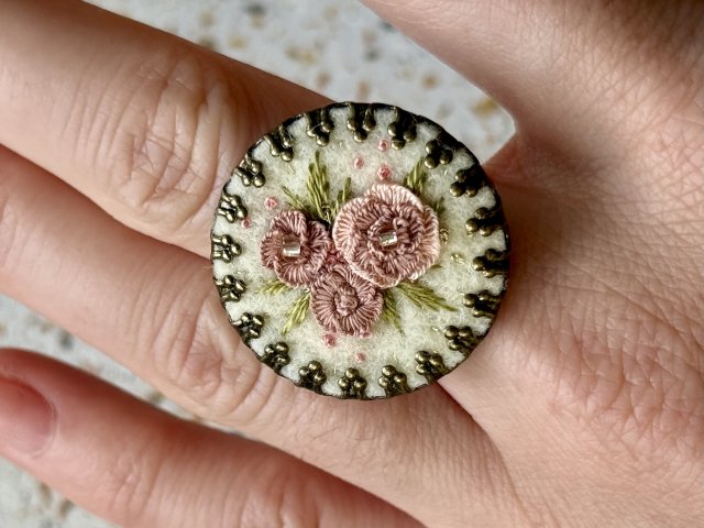 Pierścionek vintage haftowany